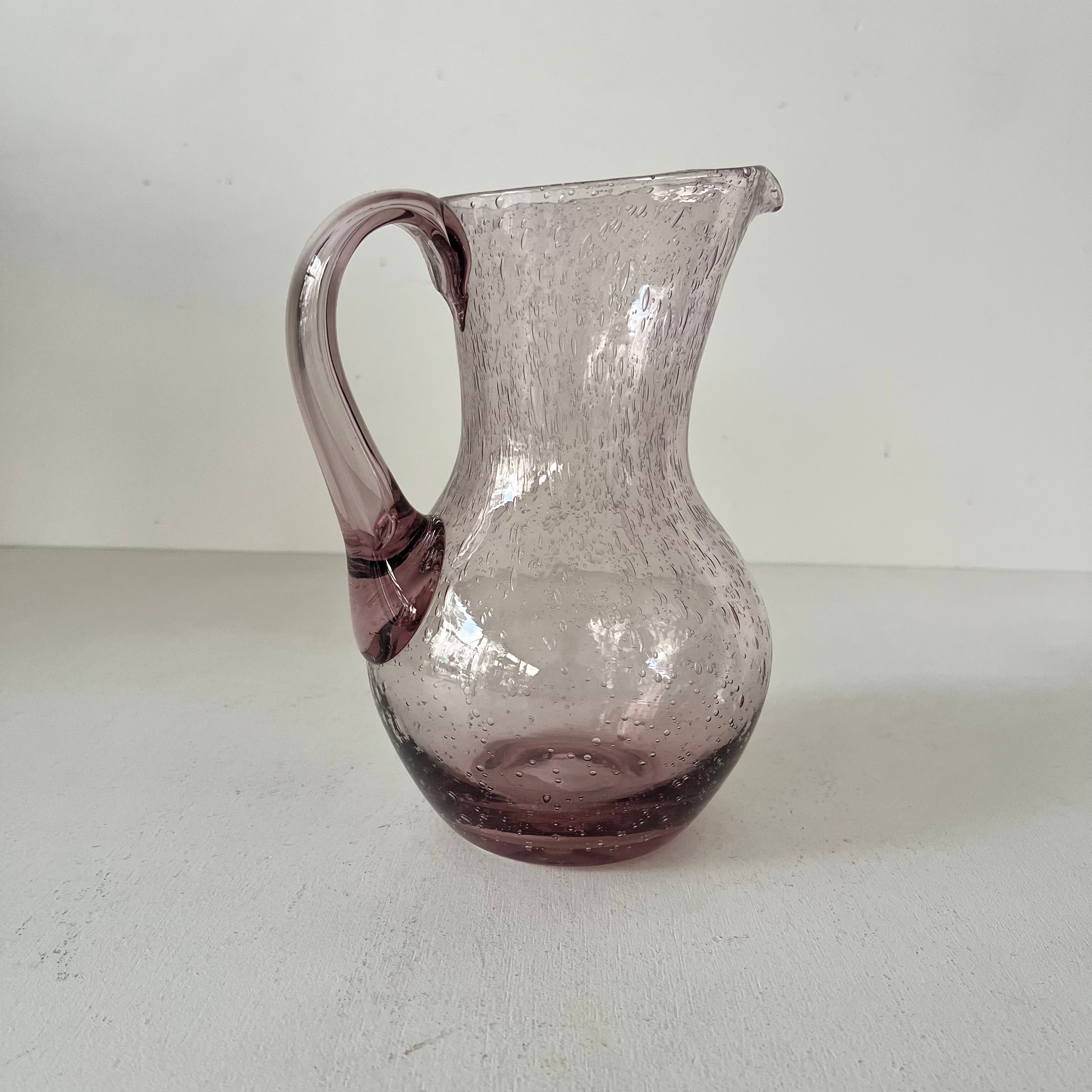 Pichet en verre bullé rose dans le style Biot
