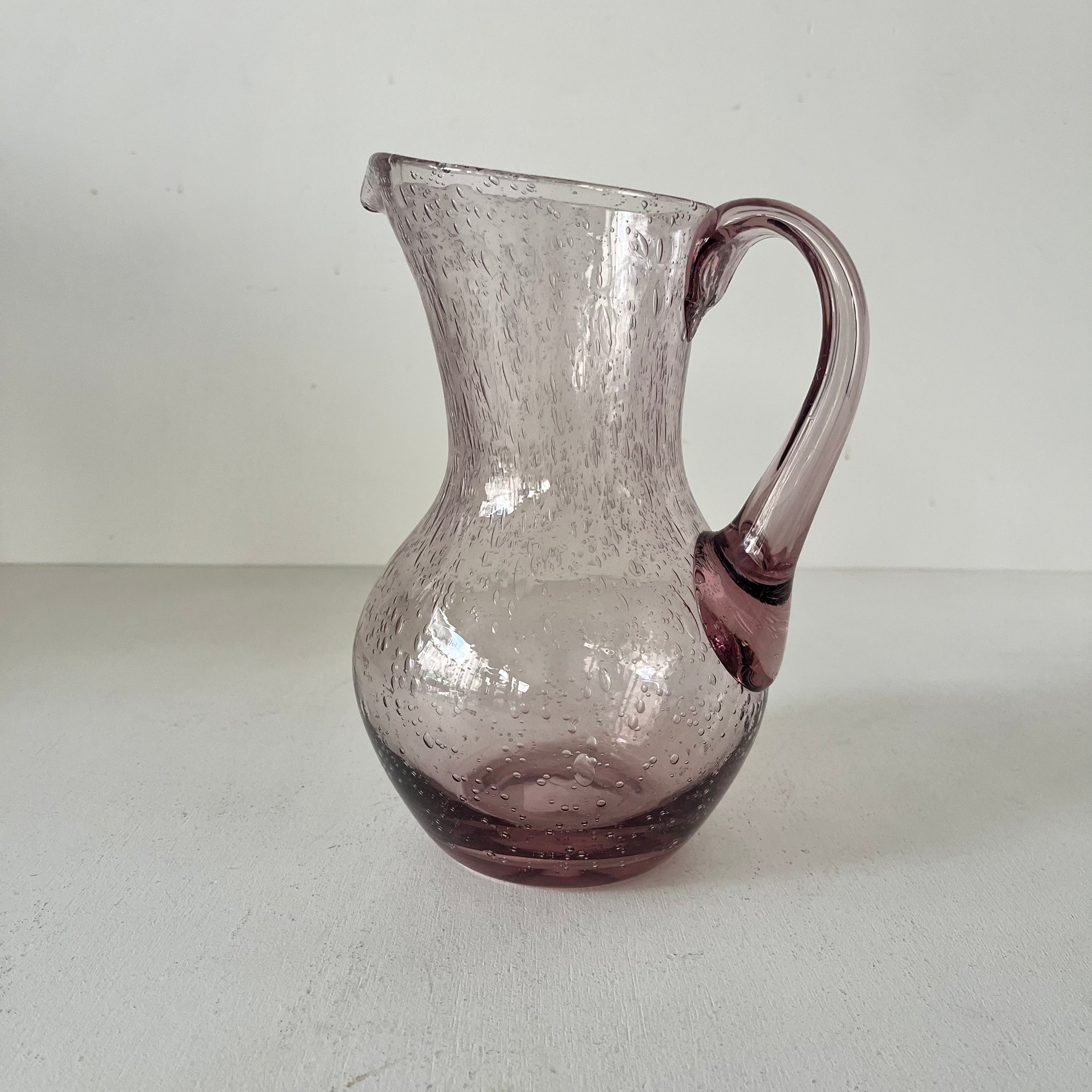 Pichet en verre bullé rose dans le style Biot