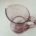 Pichet en verre bullé rose dans le style Biot