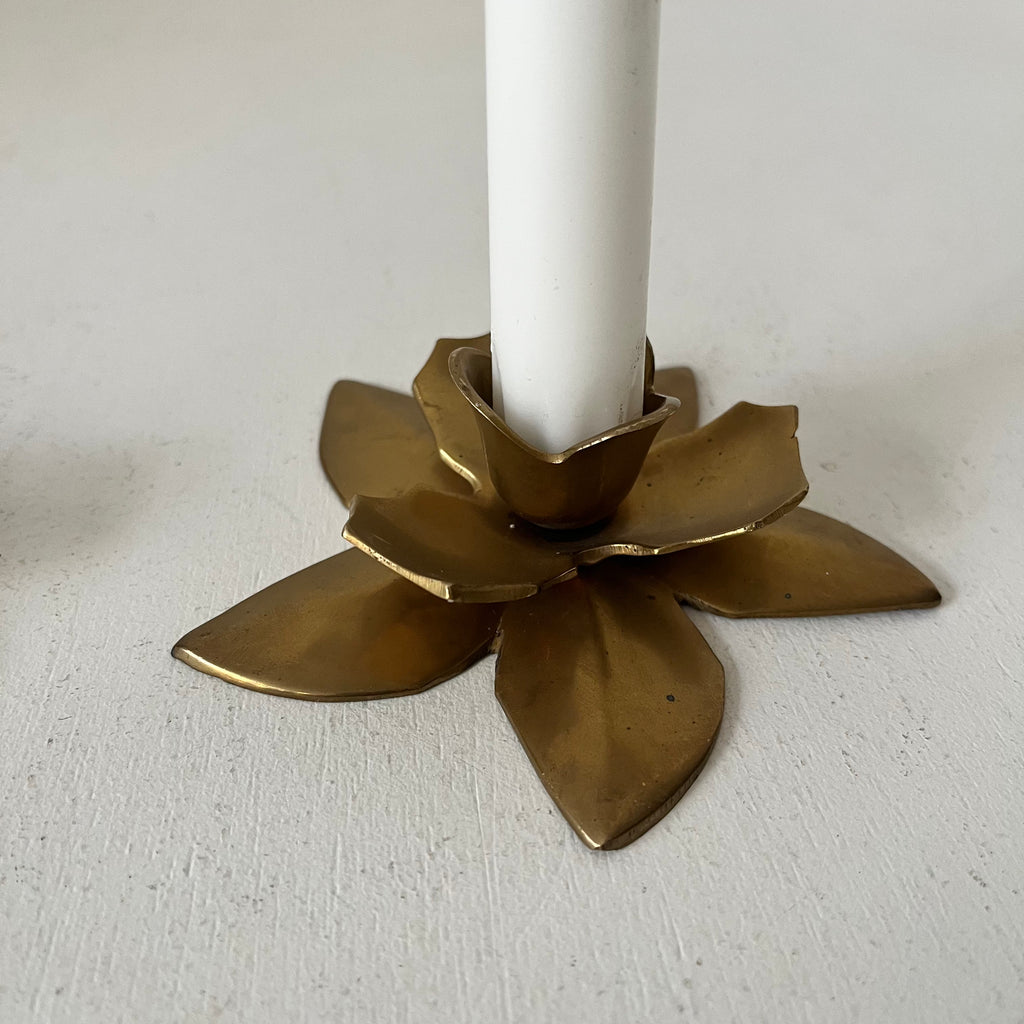 Paire de bougeoirs  fleurs en laiton