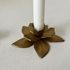 Paire de bougeoirs  fleurs en laiton