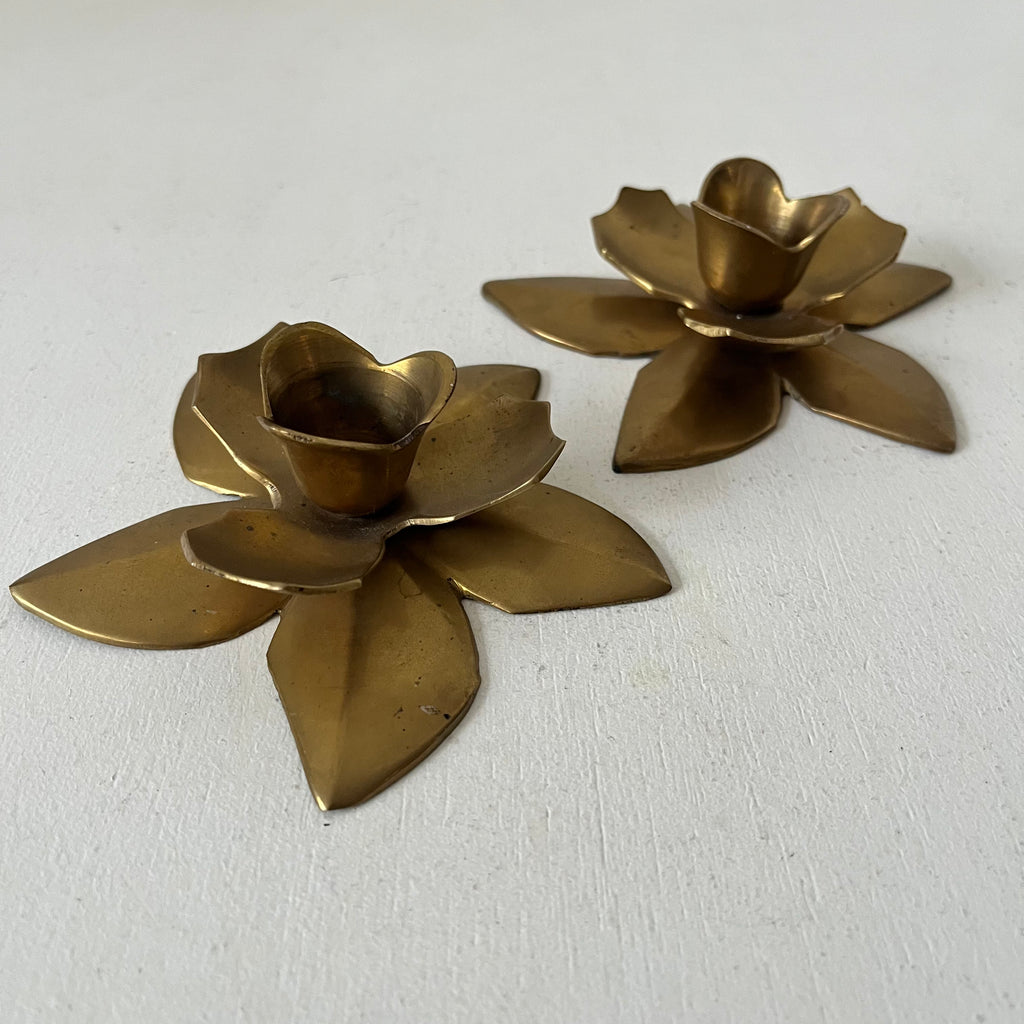 Paire de bougeoirs  fleurs en laiton