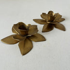 Paire de bougeoirs  fleurs en laiton