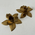 Paire de bougeoirs  fleurs en laiton