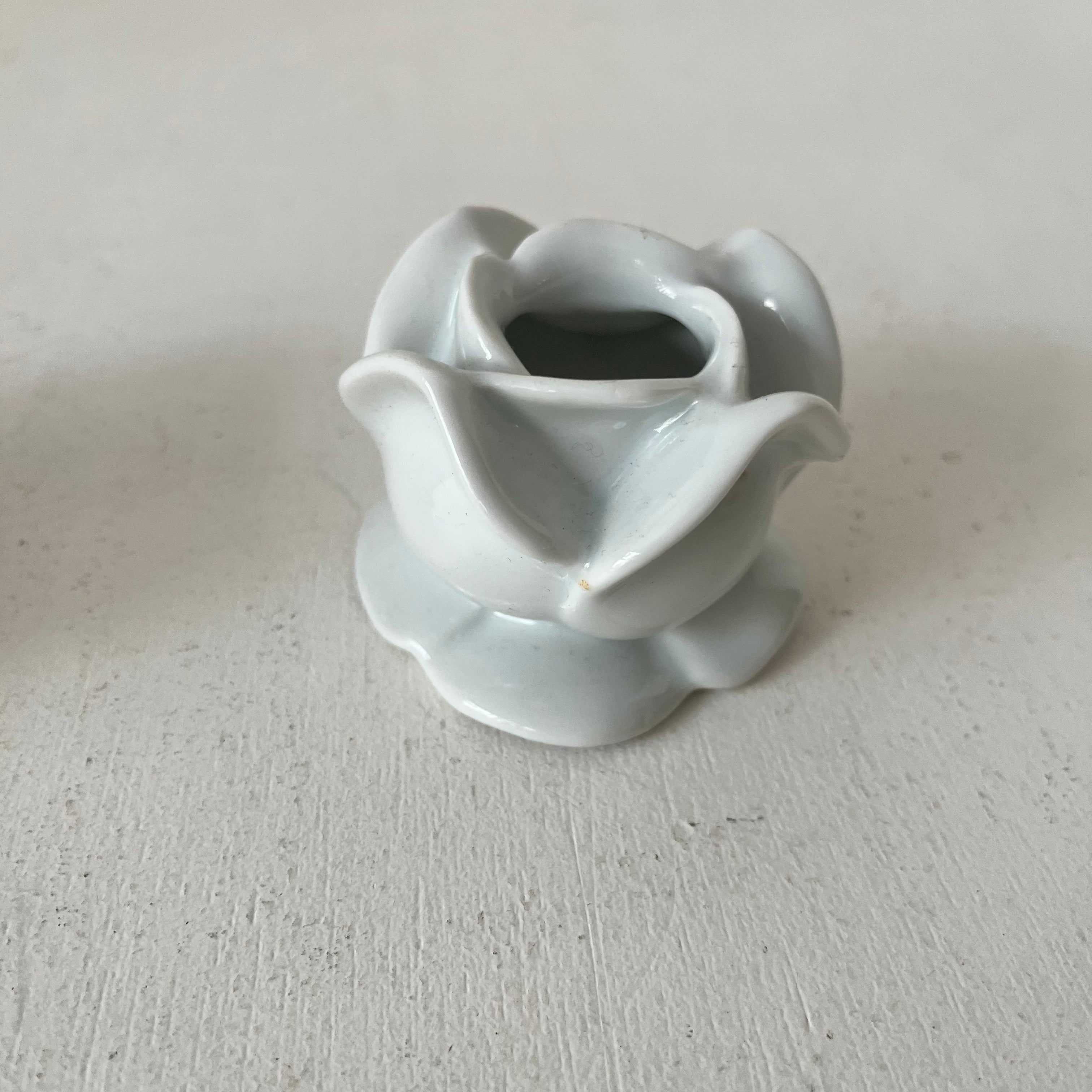 Paire de bougeoirs fleurs en porcelaine