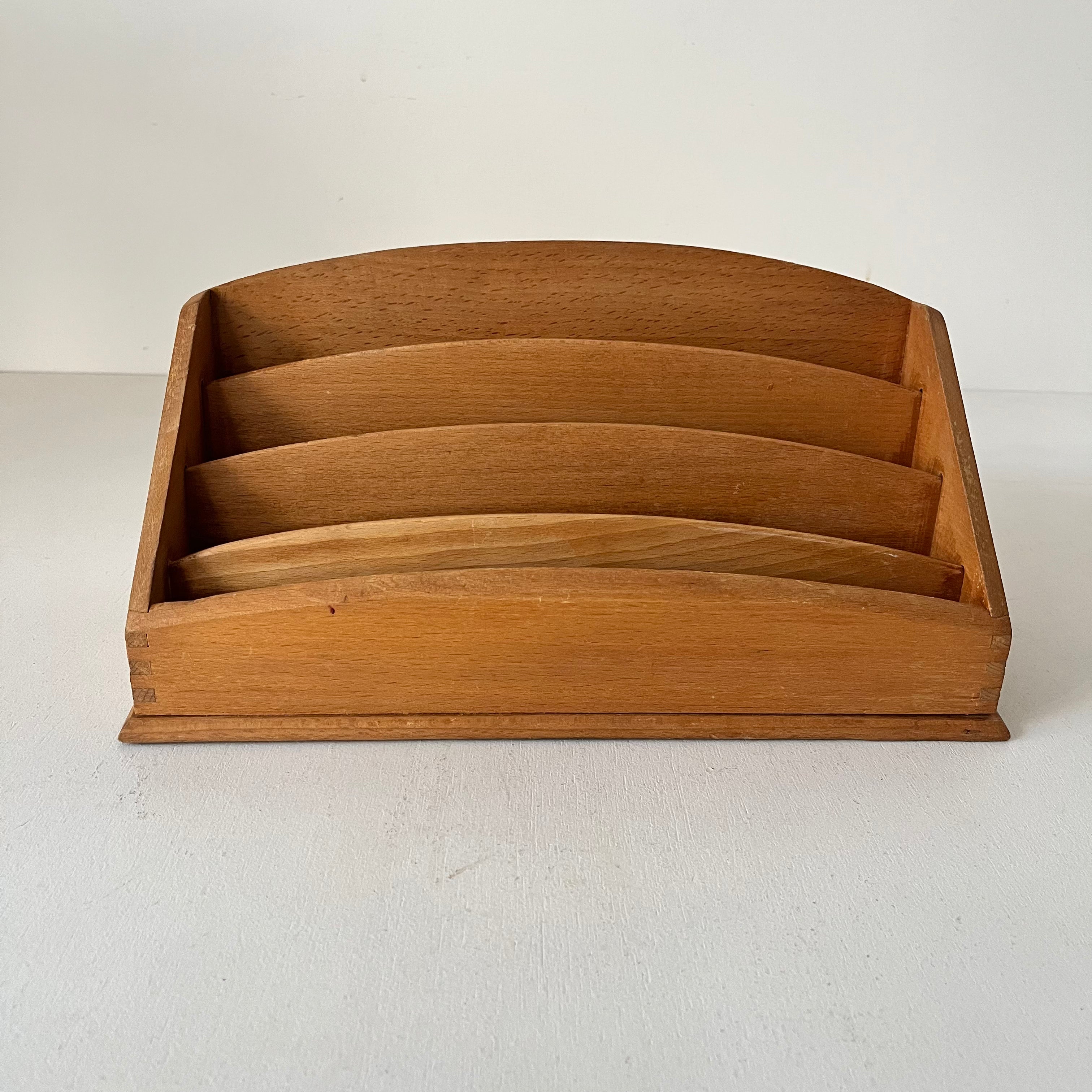 Range courrier de bureau en bois blond